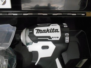マキタ　インパクトドライバ　TD170DRGXW