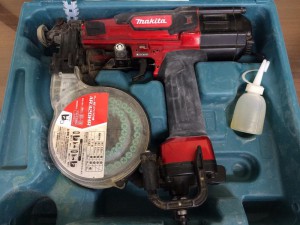 makita マキタ 32mm高圧エアビス打ち機 ビス打ち機 AR320HR