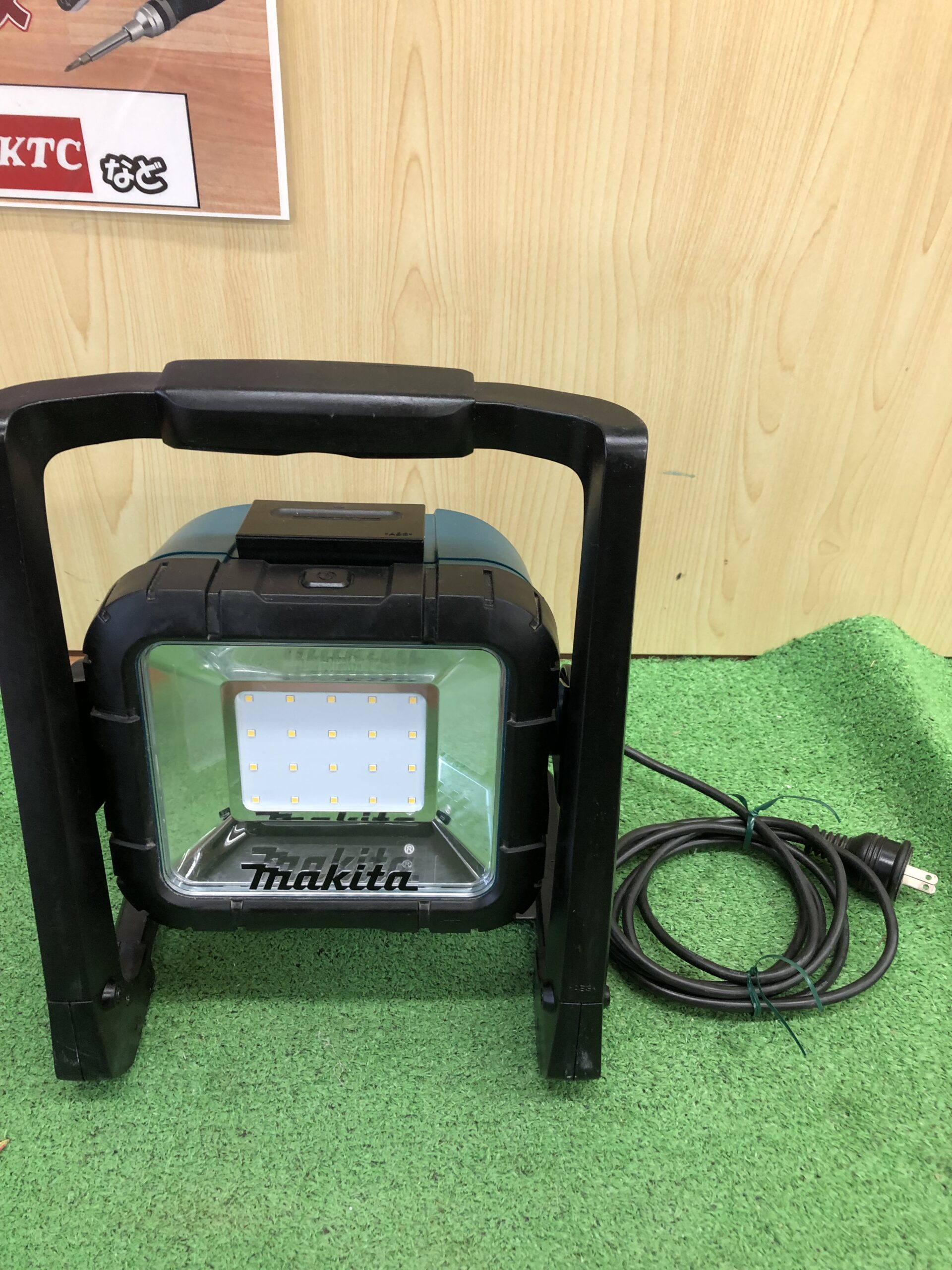 Makita】充電式LEDスタンドライト ML805-