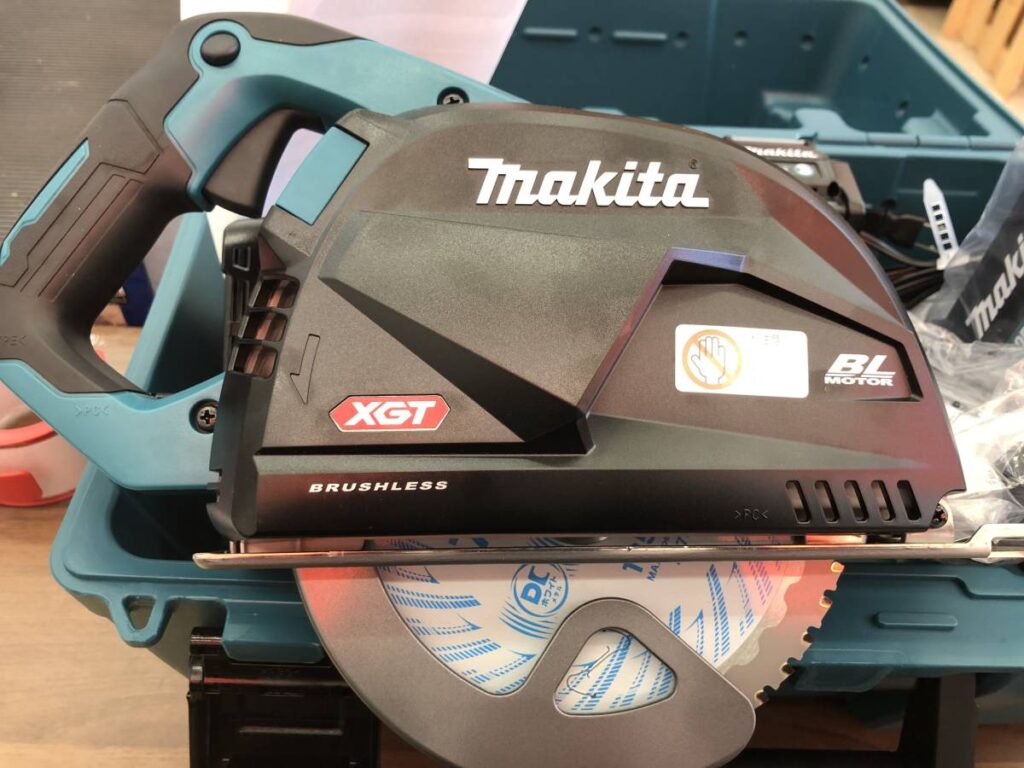 買取実績】makita マキタ 185ｍｍ充電式チップソーカッタ CS001GRMX