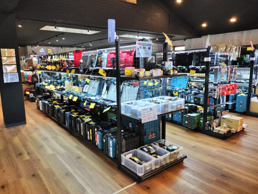 ツールオフ足立店の店内