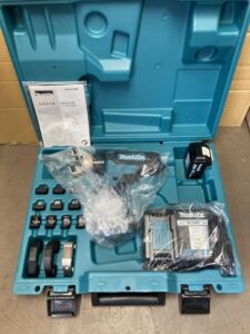 makita ﾏｷﾀ　18V充電式圧着工具バッテリ1個 充電器付属 ケース付